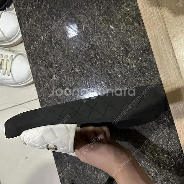 정품 샤넬 22시즌 퀼팅 샴페인 골드 슬리퍼 샌들 여자--3